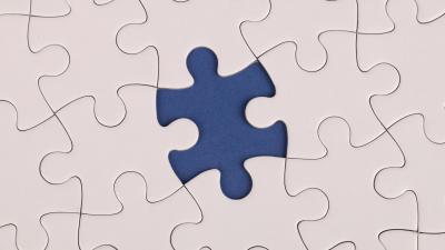 Puzzle blanc avec une pièce manquante révélant un fond bleu